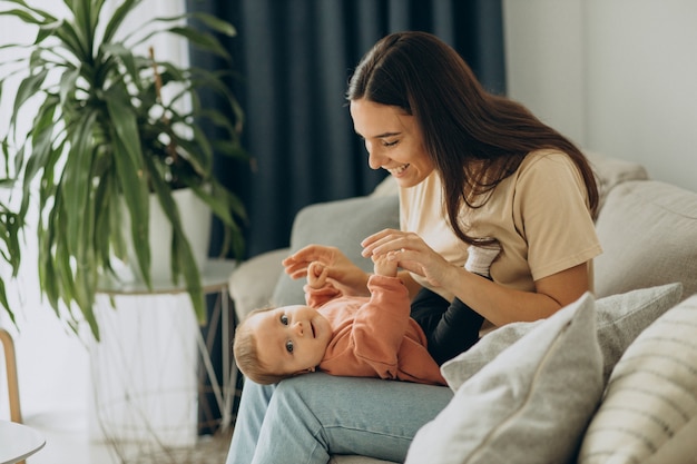 Mère avec sa petite fille à la maison