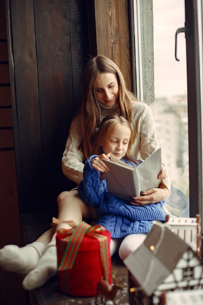 Photo mère avec sa petite fille à la maison