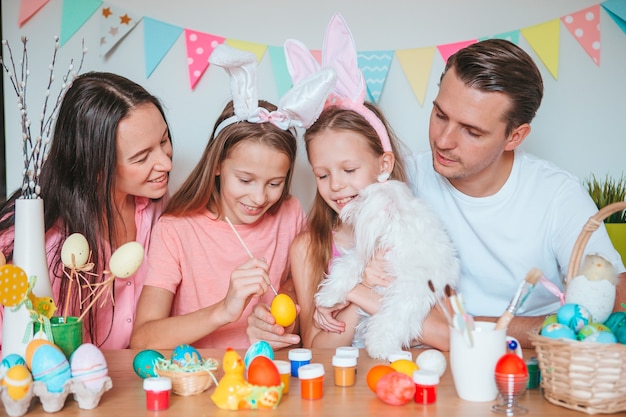 Mère et sa petite fille peinture oeufs famille heureuse se préparer pour Pâques