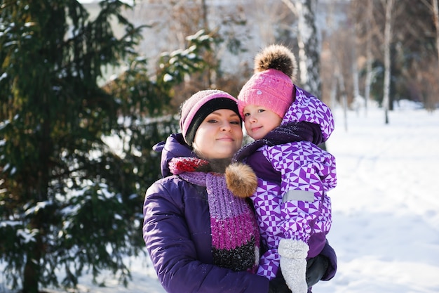 Mère et sa petite fille profitant d'une belle journée d'hiver à l'extérieur.