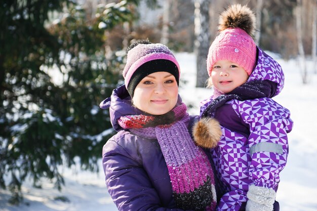 Mère et sa petite fille profitant d'une belle journée d'hiver