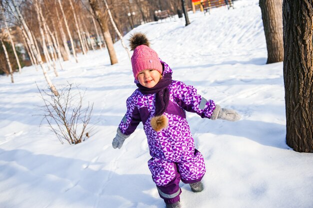 Mère et sa petite fille profitant de la journée d'hiver.