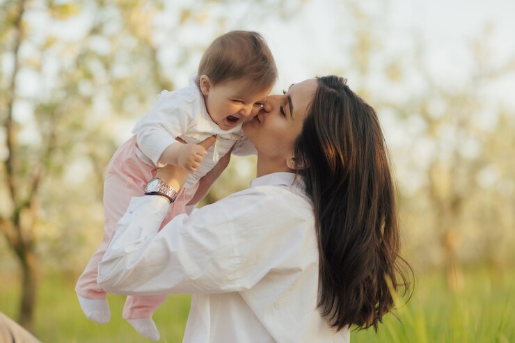 Photo mère et sa petite fille s'amusant dans la nature