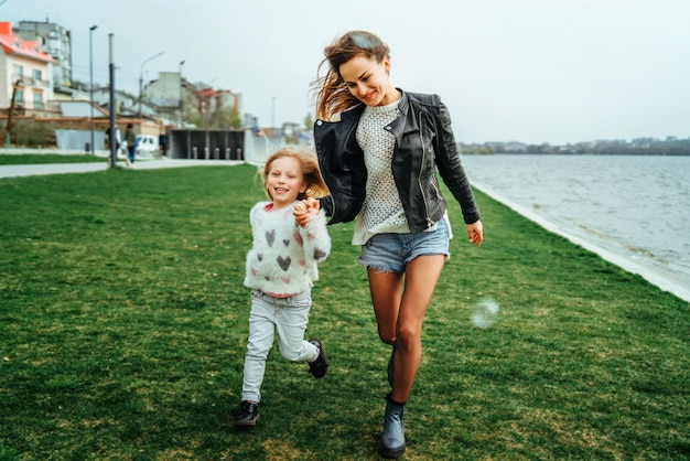 Mère avec sa petite fille s&#39;amuser dans le parc