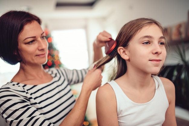 Mère séchant les cheveux à sa fille