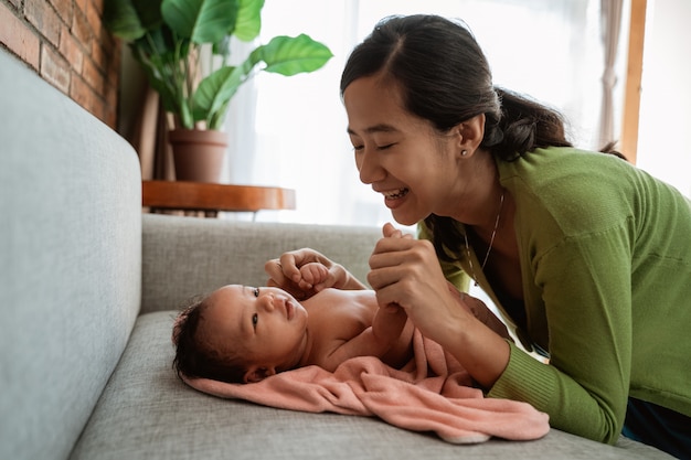 Mère sèche sa petite fille à l'aide d'une serviette