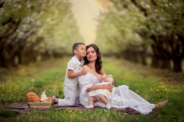 mère avec ses deux enfants dans la nature