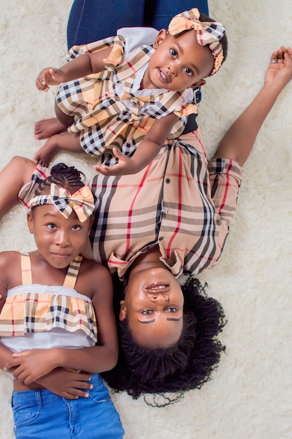 Une mère et ses deux enfants gisaient par terre.