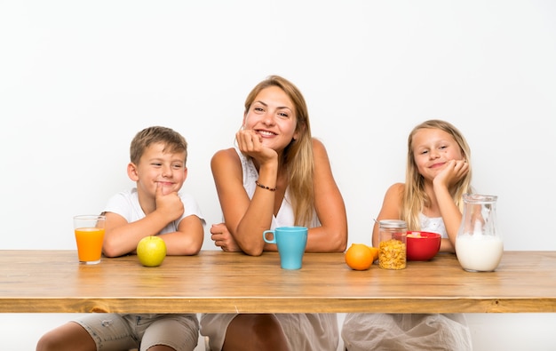 Mère avec ses deux enfants prenant son petit déjeuner