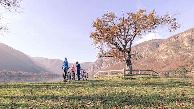 Une mère et ses deux enfants en voyage à vélo