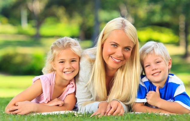 Mère avec ses enfants couchés dans le parc