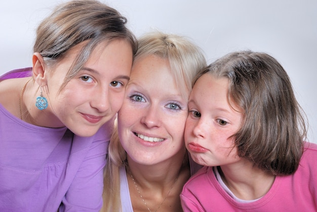 Une mère et ses jeunes filles