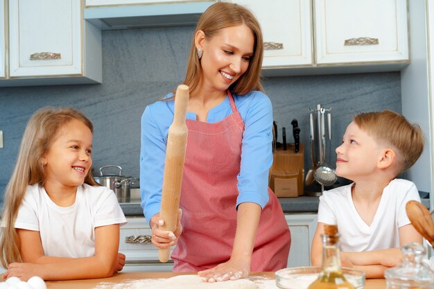 Mère Et Ses Petits Enfants, Garçon Et Fille, L'aidant à Préparer La Pâte