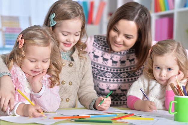 Mère et ses trois filles dessinant