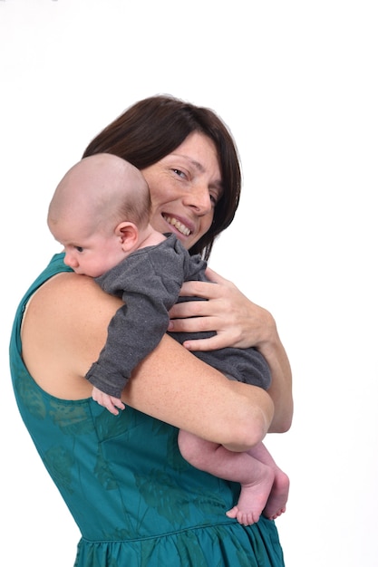 Mère avec son bébé sur blanc,