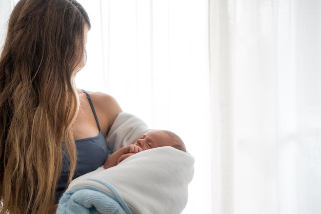 Mère avec son bébé dans ses bras concept de maternité amour de protection des soins du nouveau-né