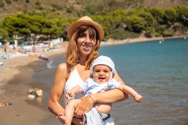 Mère avec son bébé sur la plage de Cala Montjoi du Parc Naturel du Cap Creus Gérone