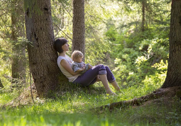 Photo mère avec son bébé tout-petit dans la nature