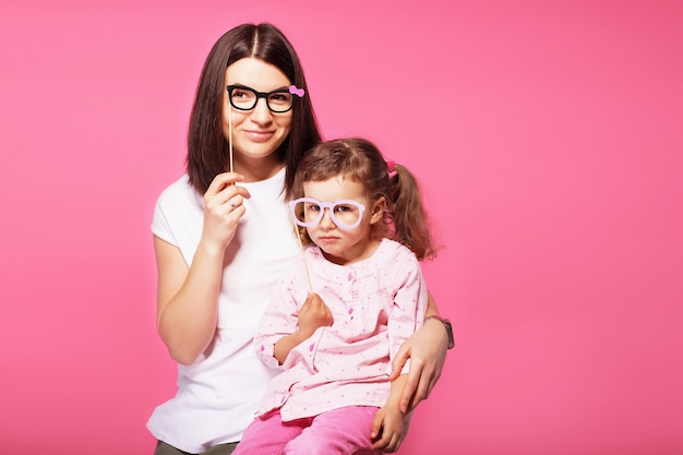 Mère et son enfant fille fille avec des accessoires en papier