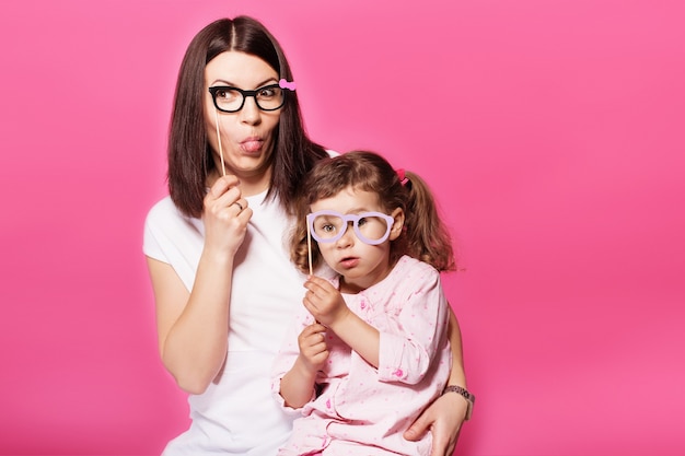 Photo mère et son enfant fille fille avec des accessoires en papier