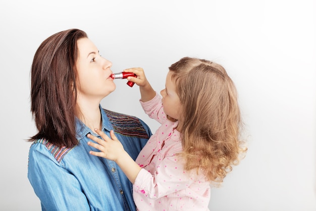 Mère et son enfant fille fille avec un rouge à lèvres