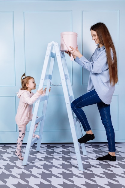 Photo mère avec son enfant à la maison