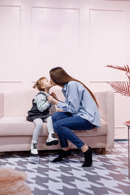 Mère avec son enfant à la maison