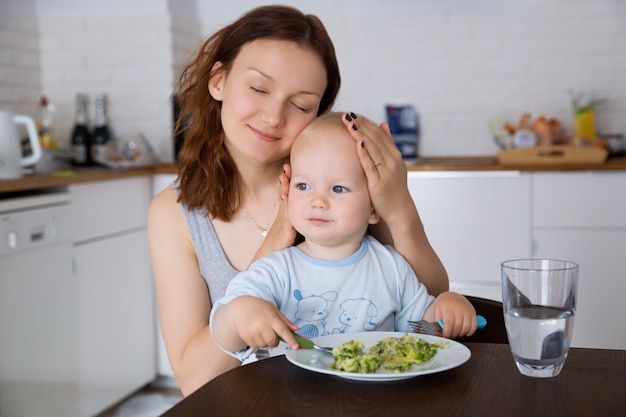 Mère avec son enfant mangeant ensemble et s'amusant