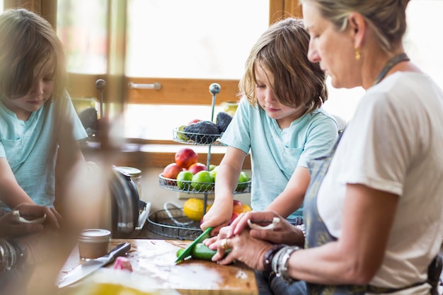 Photo mère et son fils de 5 ans dans la cuisine