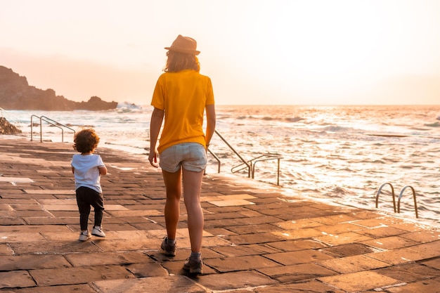 Mère avec son fils au coucher du soleil dans la piscine rocheuse de La Maceta sur l'île d'El Hierro en la Frontera Canaries