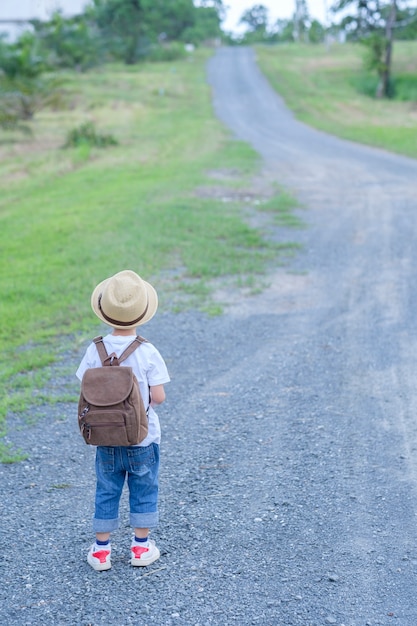 Une mère et son fils jouent dans les champs d&#39;herbe en plein air