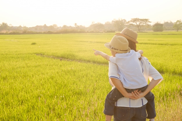 Une mère et son fils jouent à l&#39;extérieur au coucher du soleil