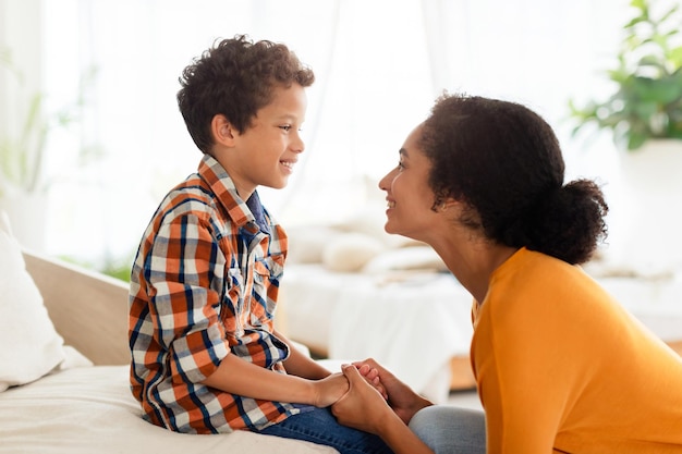 Photo une mère et son fils joyeux discutent à la maison.