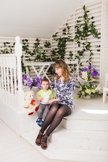 Mère et son fils, s'embrassant avec tendresse et attention. Concept de fête des mères, bonheur et enfants.