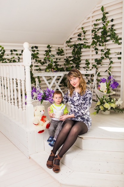 Mère et son fils, s'embrassant avec tendresse et attention. Concept de fête des mères, bonheur et enfants.