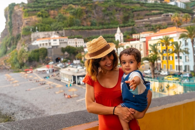 Une mère et son fils en vacances d'été à la plage de Ponta do Sol Madeira Portugal