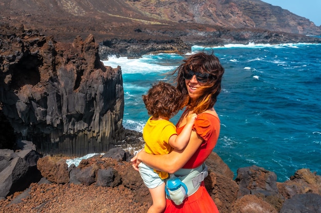 Une mère avec son fils en vacances sur le sentier volcanique dans le village de Tamaduste sur l'île d'El Hierro Canaries Espagne