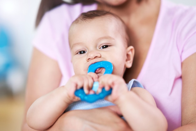 Mère et son nouveau-né avec anneau de dentition