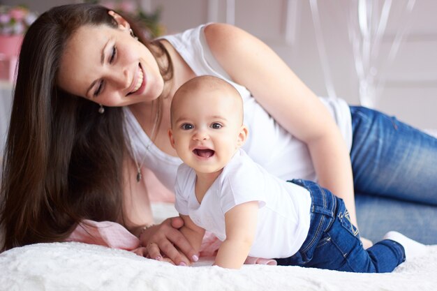 Mère avec son petit bébé dans la chambre