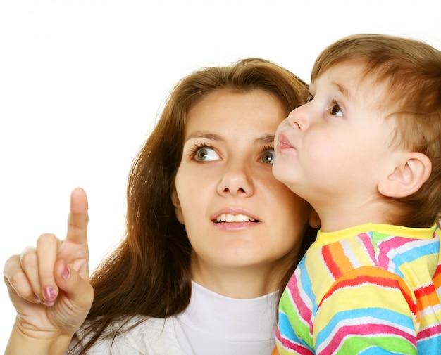 Mère et son petit fils heureux