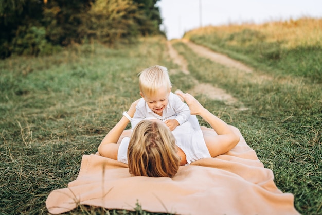 Mère et son petit fils s&#39;amusent en plein air