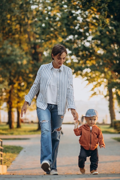 Mère avec son petit garçon dans le parc d'automne