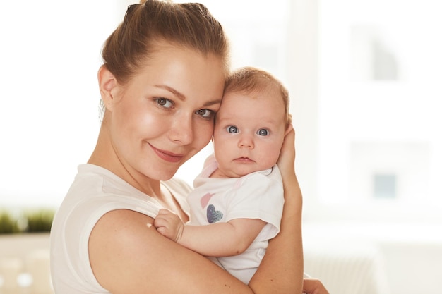 Mère souriante et bébé