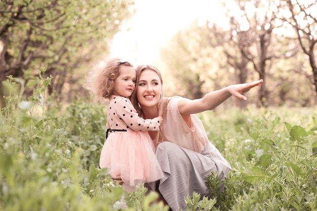 Mère souriante avec enfant fille à l'extérieur