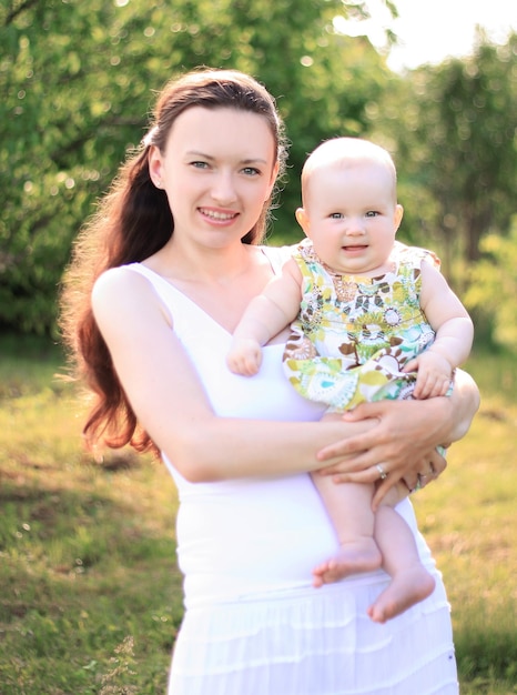 Mère souriante et fille heureuse lors d'une promenade dans le parc