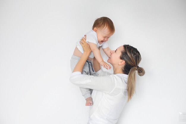 Photo mère tenant bébé et souriant