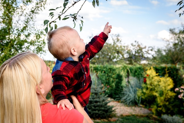 Mère tenant un enfant sur l'herbe