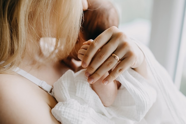 Mère tenant la main de bébé nouveau-né