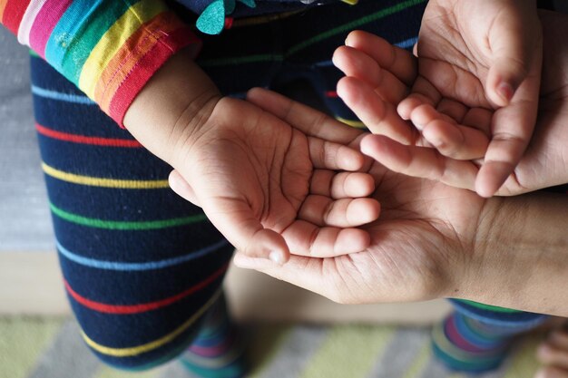 Mère tenant la main du bébé enfant