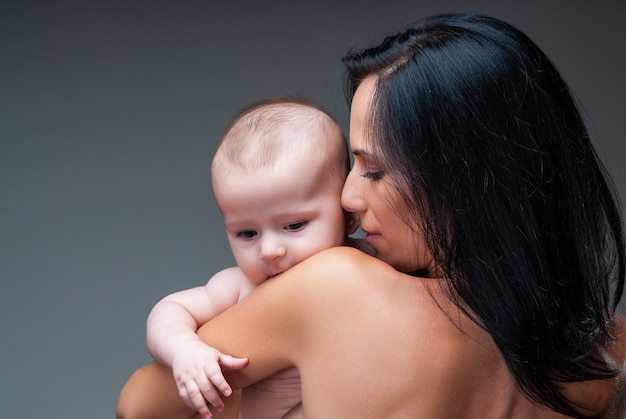 Mère tenant un petit garçon doux